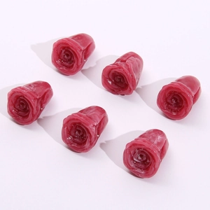 Détail de six perles tulipes 3D rose foncé en résine pour bijoux et accessoires cheveux