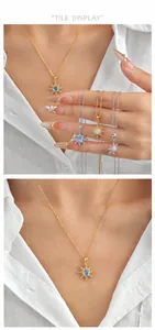 Detail van zonnestraal ketting met opaal centrum en pavé diamanten in goud en zilver