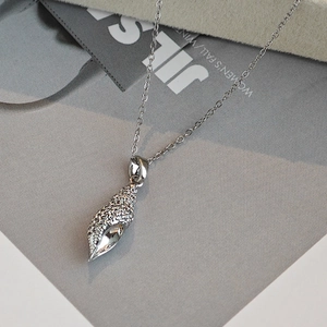 Exquis collier pendentif coquillage en argent orné de pierres de zircone étincelantes