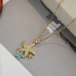 Collier pendentif étoile de mer marine avec zircon doré et émail bleu sur chaîne à maillons