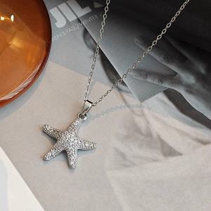 Collier pendentif étoile de mer argenté avec zircons brillants sur une fine chaîne maille