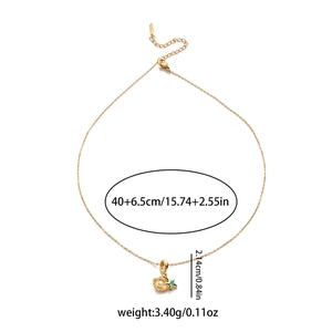 Collier avec pendentif coquillage et perle dorée avec détail étoile bleue marine