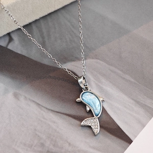 Collier dauphin élégant en argent avec œil de chat bleu et cristaux étincelants sur chaîne