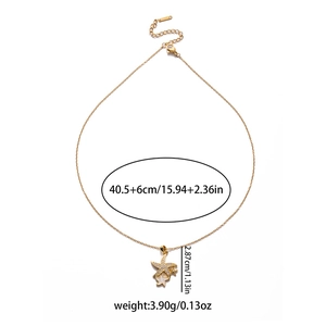 Détail du collier étoile de mer doré avec pavé de zircons et incrustation blanche