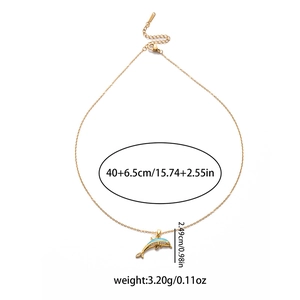 Collier avec pendentif dauphin élégant, émail bleu et zircons sur chaîne dorée