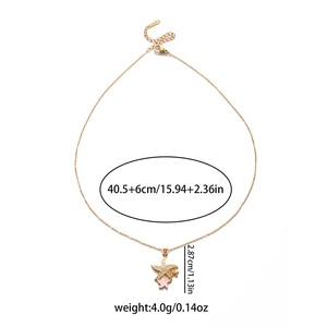 Détail du pendentif étoile de mer avec émail rose et cristaux montrant 40,5+6cm de long