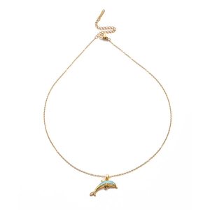 Collier dauphin doré avec émail bleu et cristaux blancs étincelants sur fond blanc