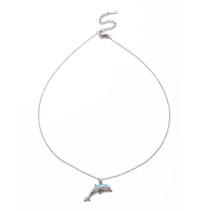 Détail du collier dauphin argenté avec émail bleu et pierres de zircon brillant