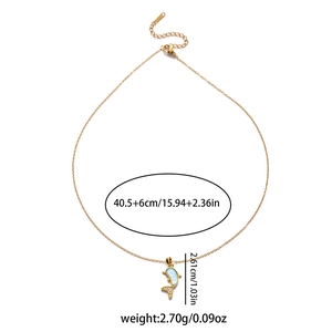 Collier pendentif dauphin doré avec pierre œil de chat bleue et détails diamants