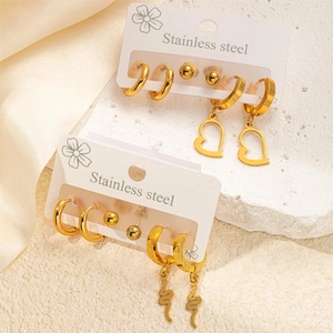 Dettaglio del set di orecchini in acciaio inossidabile con fiocco e cuore in zircone