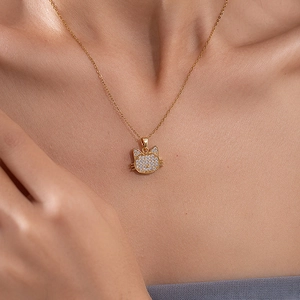 Schicke goldene Katzenanhänger-Halskette mit Pavé-Zirkonia für einen eleganten Look