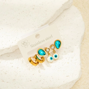 Dettaglio del set di orecchini in acciaio dorato con zircone blu e occhio della Provvidenza