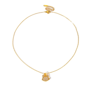 Detailansicht einer goldbeschichteten Katzenkette mit Zirkonia-Pavé und Karabinerverschluss