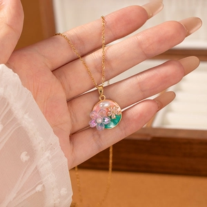 Französische Retro-Goldkette mit rosa Emaille-Blumenanhänger und Perlendetails