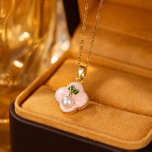 Nahaufnahme der goldenen Kirschblüten-Halskette mit rosa Blüten in einer Samtbox