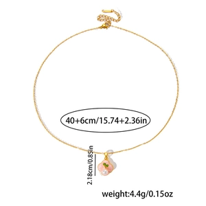 Detailansicht der Kirschblüten-Halskette mit weißer Perle und verstellbarer Goldkette