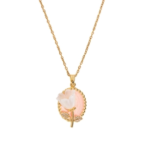 Detailansicht eines goldenen Tulpenanhängers mit rosa Emaille und weißer Perleneinlage