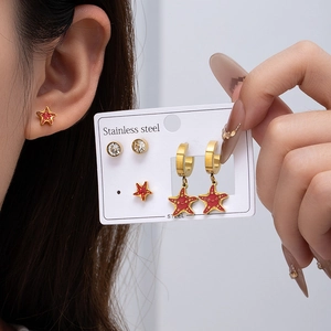 Set de boucles d'oreilles étoile de mer en acier doré avec zircon et émail rouge