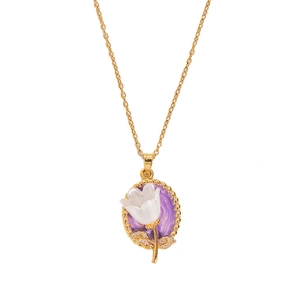 Detail einer Vintage-Goldkette mit Tulpenanhänger, lila Perleneinlage und Diamantenbesatz