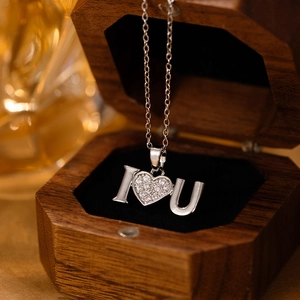 Collier I Heart U argenté avec cœur en cristal étincelant dans une boîte à bijoux