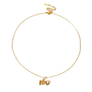 Gros plan d'un collier doré en acier inoxydable avec pendentif I coeur U et fermoir mousqueton