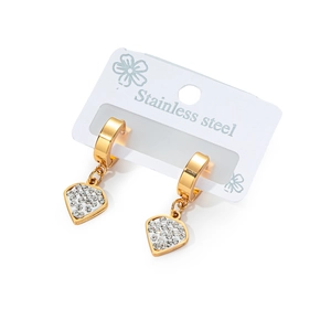 Detalle de pendientes de corazón en acero inoxidable dorado con strass brillantes