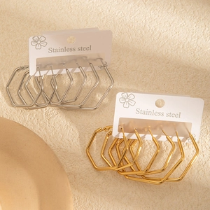 Détail des boucles d'oreilles hexagonales en acier inoxydable en finitions or et argent