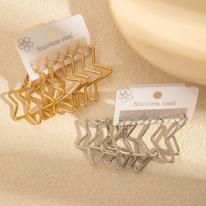 Vue détaillée du lot de boucles d'oreilles étoiles en acier doré et argenté