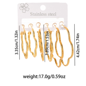 Trois paires de boucles d'oreilles créoles fleurs dorées en tailles S, M, L avec détails