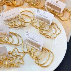 Ohrring-Set aus goldenem Edelstahl mit Stern-, Herz- und geometrischen Reifenformen