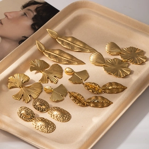 Elegante gouden ginkgoblad en ovale geplooide titanium stalen oorbellen set