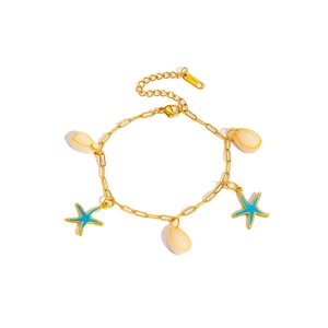Dettaglio del set bracciale dorato con stelle marine, conchiglie e chiusura S.Steel