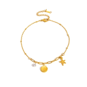 Bracciale in acciaio al titanio dorato con ciondoli a stella marina, conchiglia e zircone