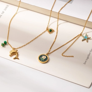 Set di collane dorate serie marina con ciondoli a forma di delfino, fiori e stella marina