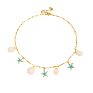 Dettaglio della collana dorata con stella marina e conchiglia, incisione S.STEEL sulla tag