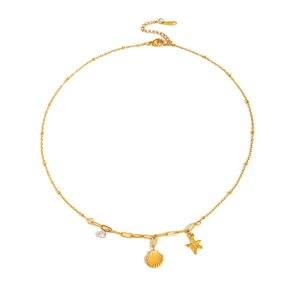 Dettaglio dei ciondoli a stella marina e conchiglia su una collana dorata