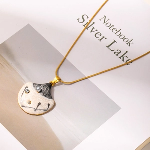 Collana artistica a conchiglia con smalto marmorizzato e perle grigie su catena dorata