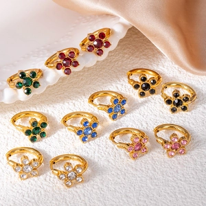 Set di orecchini a fiore dorati con zirconi cubici colorati e pietre di cristallo