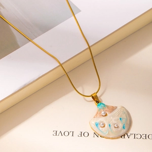 Collana a conchiglia dorata con smalto bianco, trama blu e perle su catena a serpente
