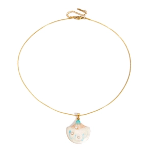 Collana a conchiglia dorata con pendente in smalto blu e perle su sfondo bianco