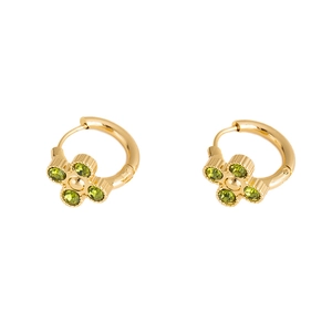 Orecchini a cerchio dorati con ciondolo a fiore verde e quattro petali in zircone su bianco
