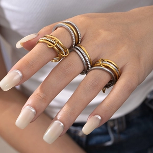 Set di anelli impilabili in acciaio inossidabile oro, argento e nero con pavé di cristalli