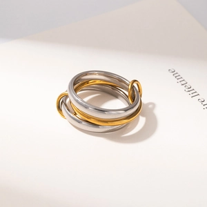 Dettaglio dell'anello a tre fasce intrecciate in design bicolore argento e oro