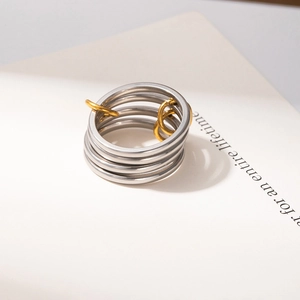 Vista macro di un anello minimalista a 5 strati in acciaio inossidabile con tocchi d'oro