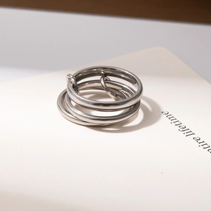 Dettaglio dell'anello in acciaio inossidabile argento con design a strati intrecciati
