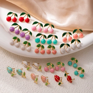 Orecchini a perno a fragola e tulipano placcati in oro con vivaci design in smalto