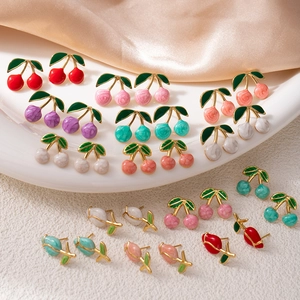 Orecchini a perno a forma di fragola e fiori in acciaio inox con smalto colorato