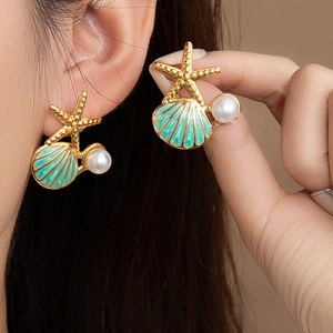 Boucles d'oreilles étoile de mer perle et coquillage dorées avec émail coloré pour femme