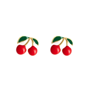 Dettaglio degli orecchini a fragola con smalto rosso e steli in metallo dorato