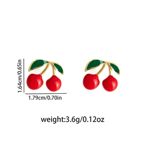 Dettaglio orecchini a ciliegia rossi che mostra le dimensioni 1,79 cm di larghezza